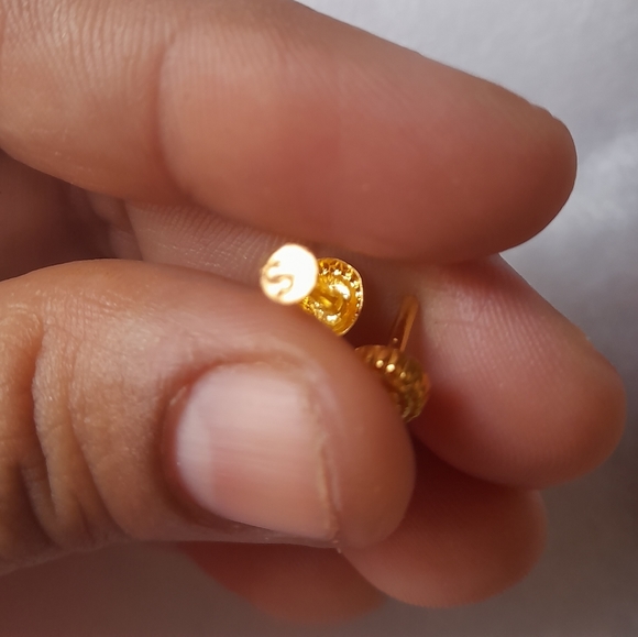 Beautiful 18crt gold studs combo 2 - Picture 6 of 16